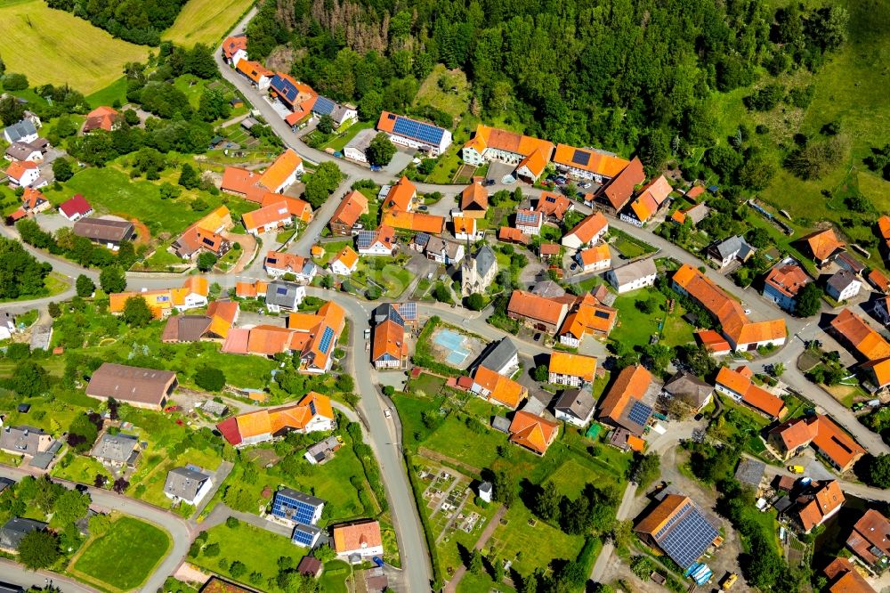 Wirmighausen von oben - Dorfkern in Wirmighausen im Bundesland Hessen, Deutschland