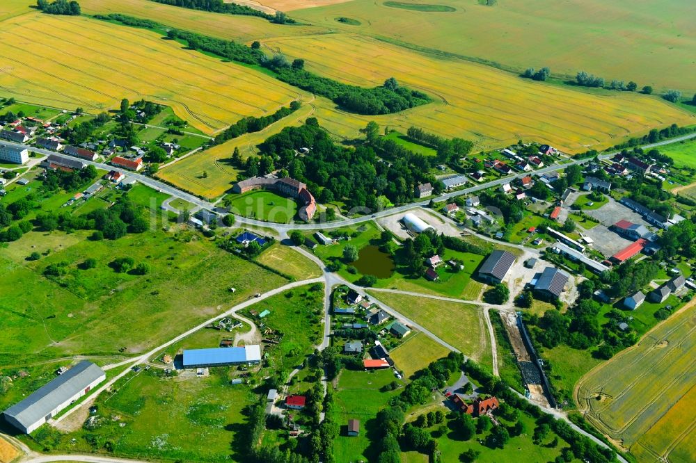 Zettemin von oben - Dorfkern in Zettemin im Bundesland Mecklenburg-Vorpommern, Deutschland