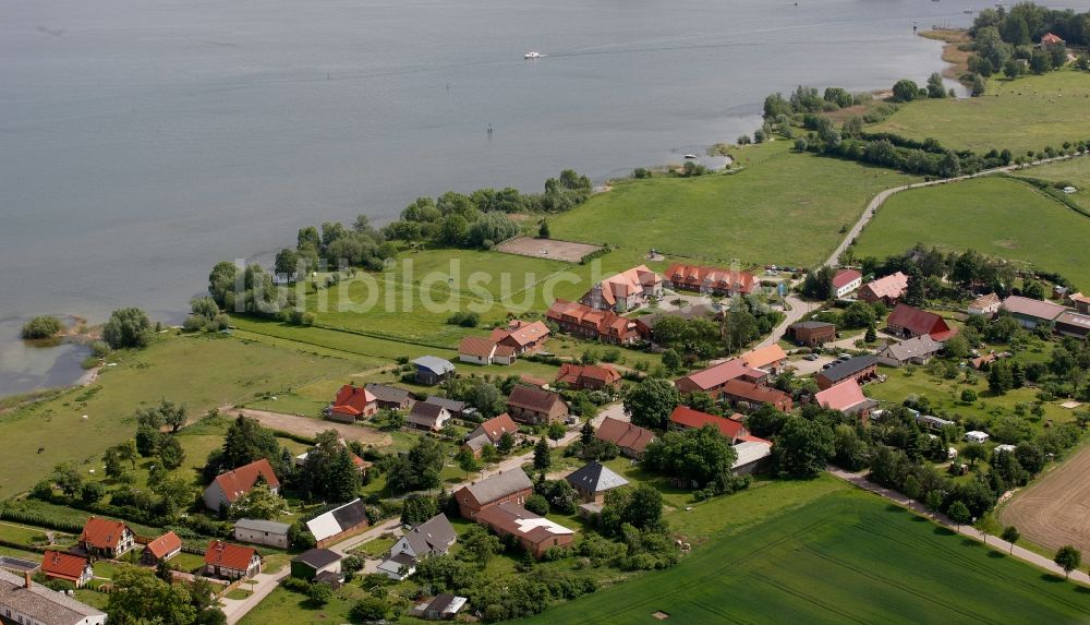 Zielow von oben - Dorfkern von Zielow am Ufer der Müritz im Bundesland Mecklenburg-Vorpommern