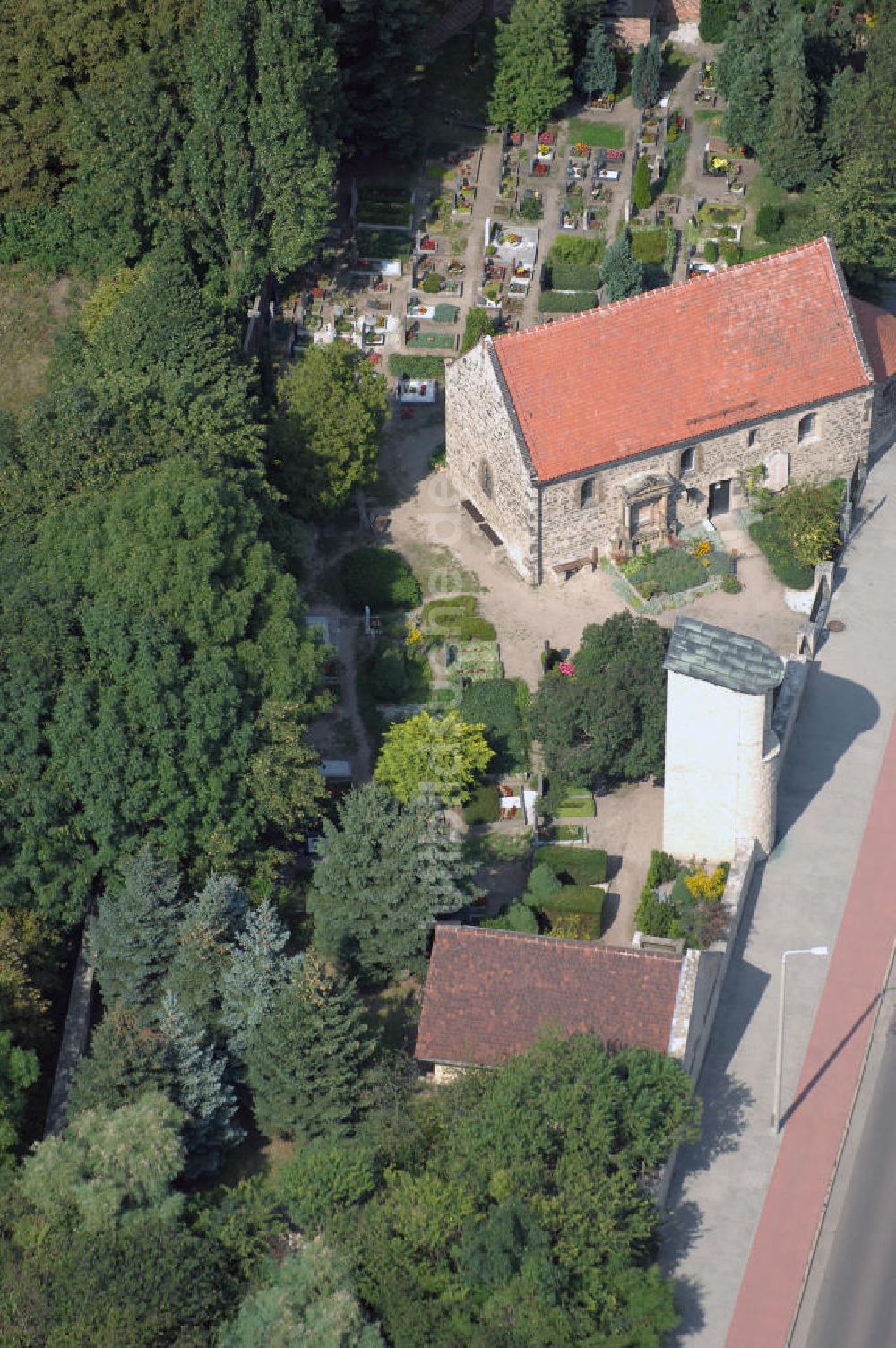 Halle (Saale) von oben - Dorfkirche Böllberg in Halle (Saale)