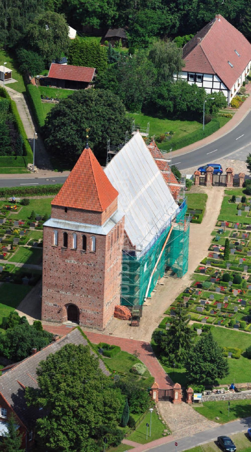 Jördenstorf von oben - Dorfkirche Jördenstorf