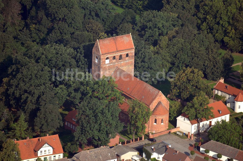 Schönhausen (Elbe) aus der Vogelperspektive: Dorfkirche Schönhausen