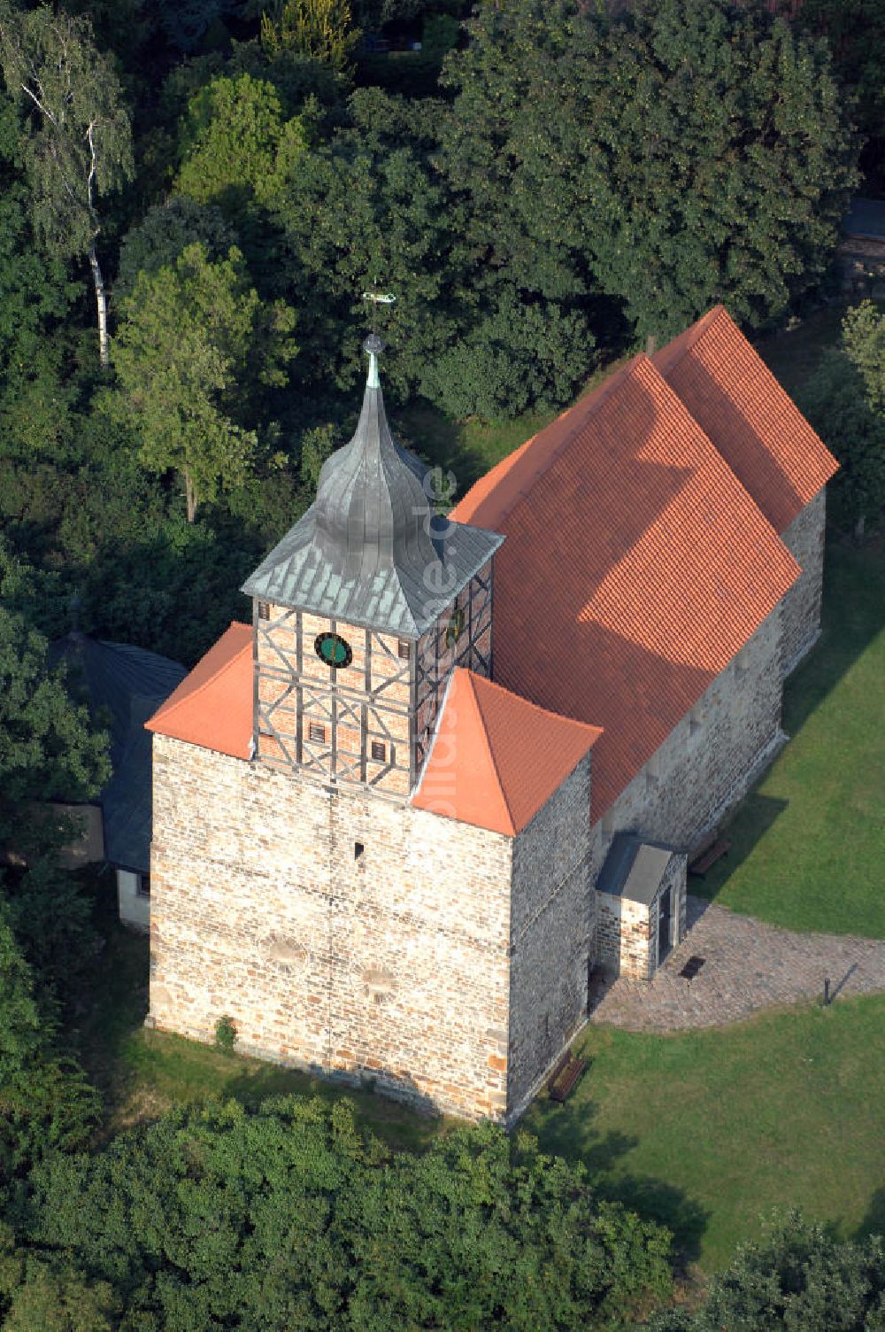 Pretzien von oben - Dorfkirche St. Thomas in Pretzien