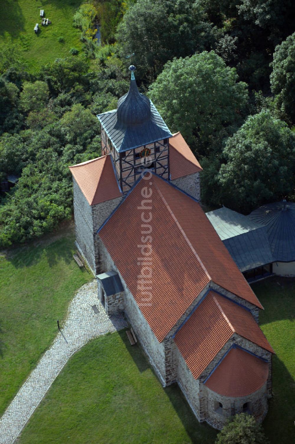 Pretzien aus der Vogelperspektive: Dorfkirche St. Thomas in Pretzien