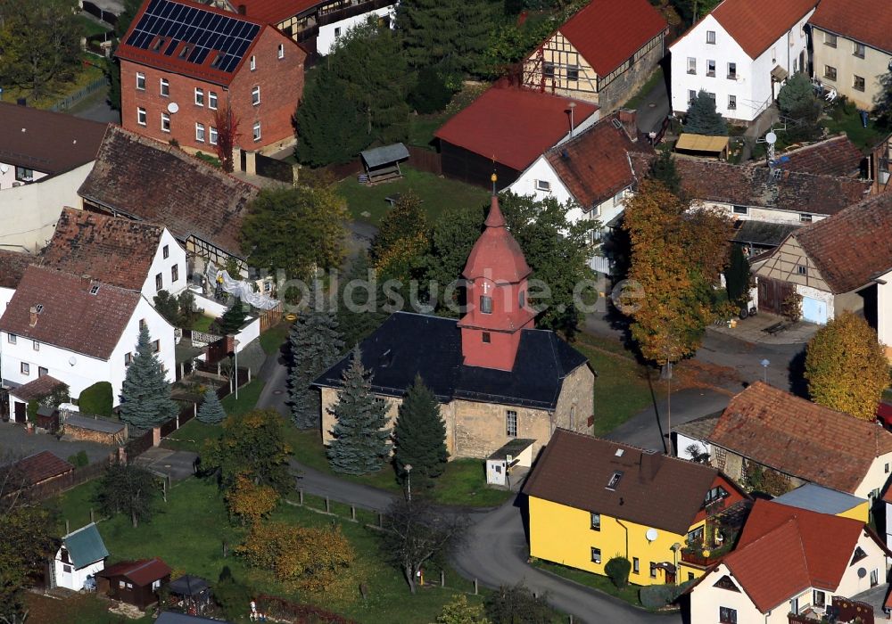 Oßmaritz aus der Vogelperspektive: Dorfkirche mit umliegenden Wohnhäusern in Oßmaritz in Thüringen