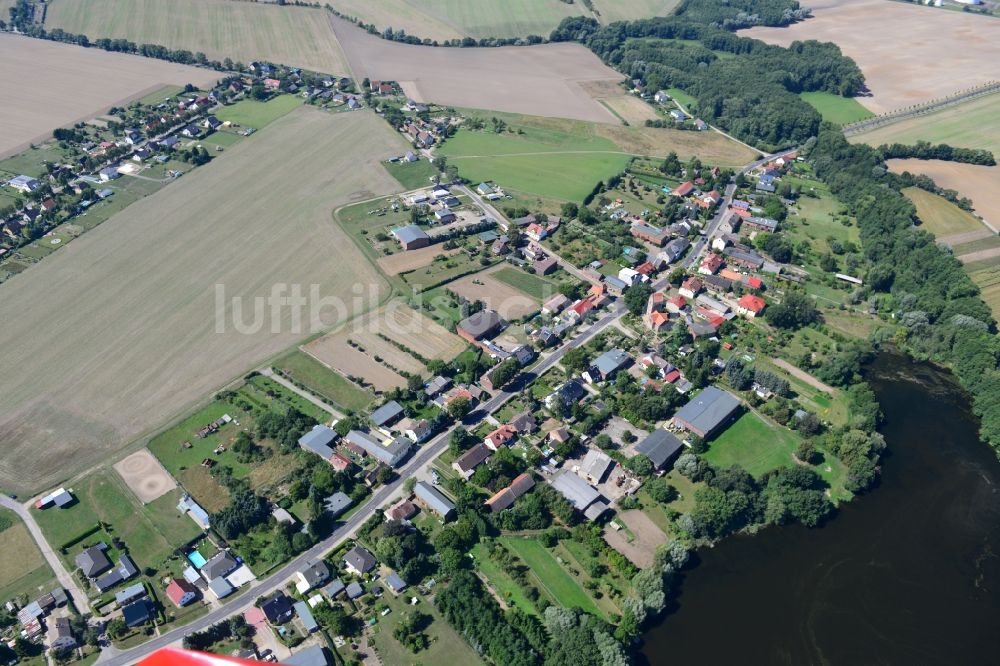 Krummensee aus der Vogelperspektive: Dorfzentrum von Krummensee am Ufer des Haussee im Bundesland Brandenburg