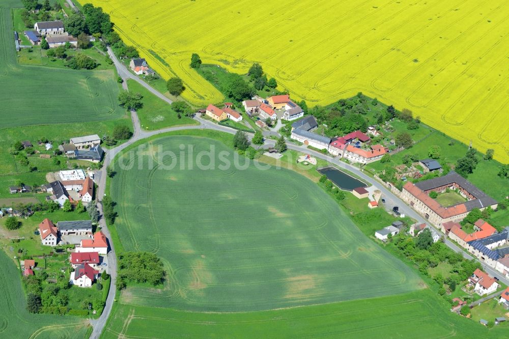 Luftbild Wüstenwetzdorf - Dortansicht vom mit in Rapsblüte stehenden Feldern der Ortschaft Wüstenwetzdorf in Thüringen