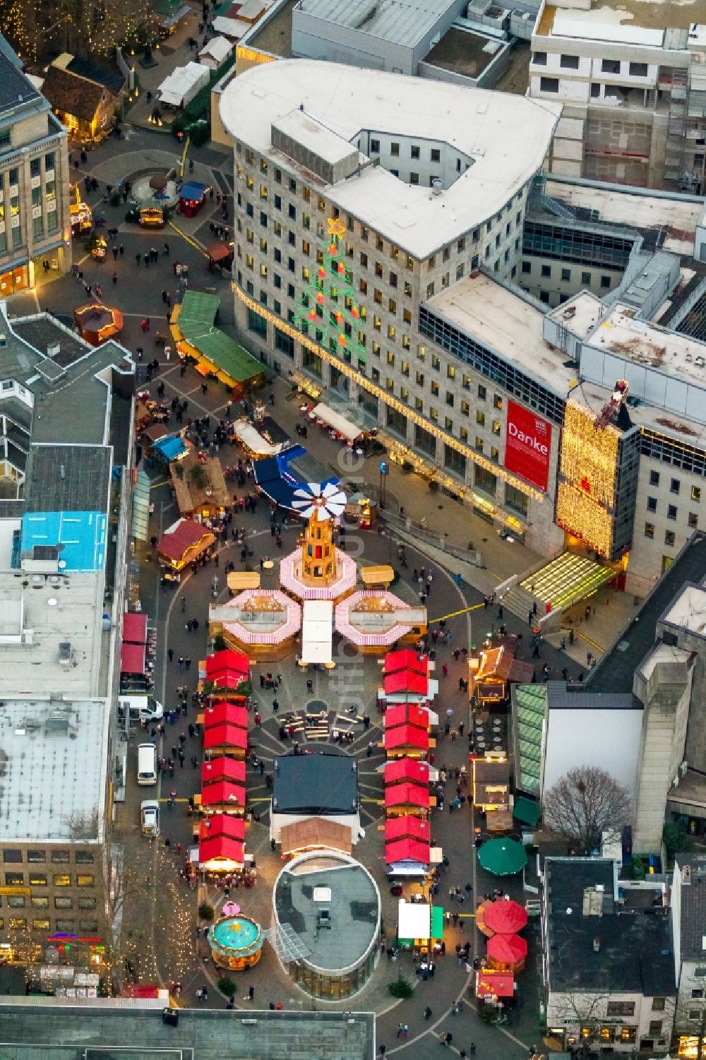 Luftaufnahme Bochum - Dr.-Ruer-Platz mit Weihnachtsmarkt in der Innenstadt von Bochum im Bundesland Nordrhein-Westfalen NRW