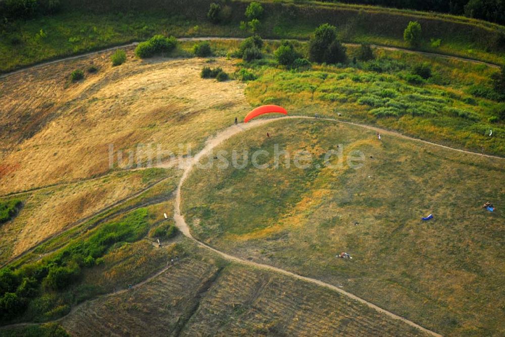 Luftaufnahme Berlin - Drachenfliegen auf dem Teufelsberg im Westen Berlins