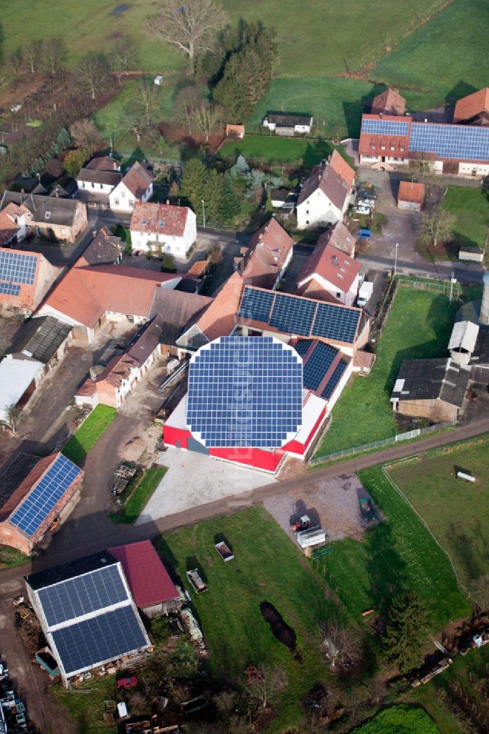 Luftaufnahme Kapellen-Drusweiler - Drehbares Solarkraftwerk auf einem Stall im Ortsteil Deutschhof in Kapellen-Drusweiler im Bundesland Rheinland-Pfalz