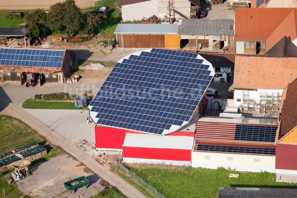 Kapellen-Drusweiler aus der Vogelperspektive: Drehbares Solarkraftwerk auf einem Stall im Ortsteil Deutschhof in Kapellen-Drusweiler im Bundesland Rheinland-Pfalz