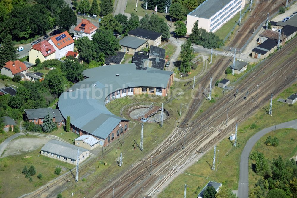 Neustrelitz von oben - Drehscheibe und Lokschuppen am Hauptbahnhof in Neustrelitz im Bundesland Mecklenburg-Vorpommern