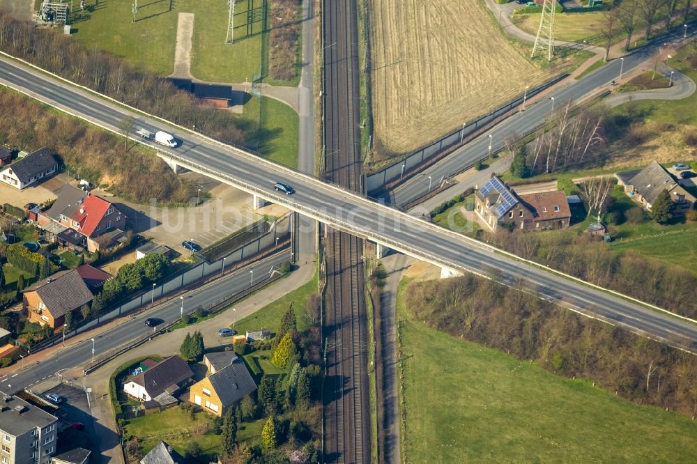 Luftaufnahme Wesel - dreistöckige Brückenkreuzung an der Emmericher Straße - Hamminkelner Landstraße und der Bahnlinie in Wesel am Niederrhein im Bundesland Nordrhein-Westfalen