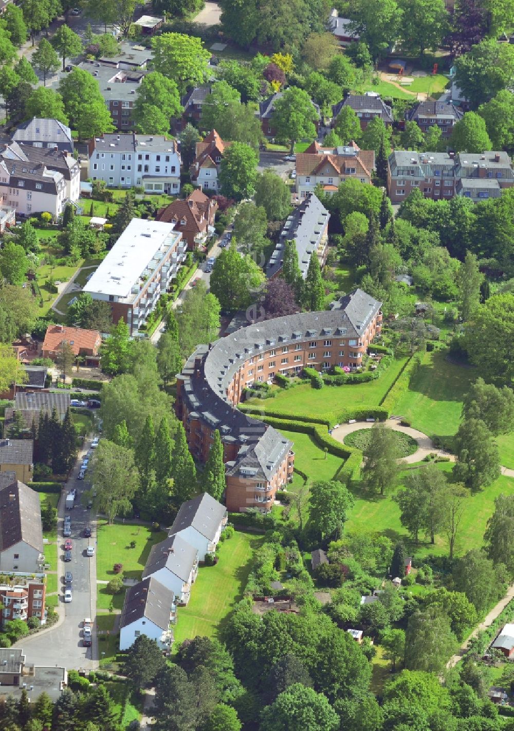 Luftaufnahme Lübeck - Drägerpark und Wohnhäuser im Stadtteil Marli in St.Gertrud in Lübeck im Bundesland Schleswig-Holstein