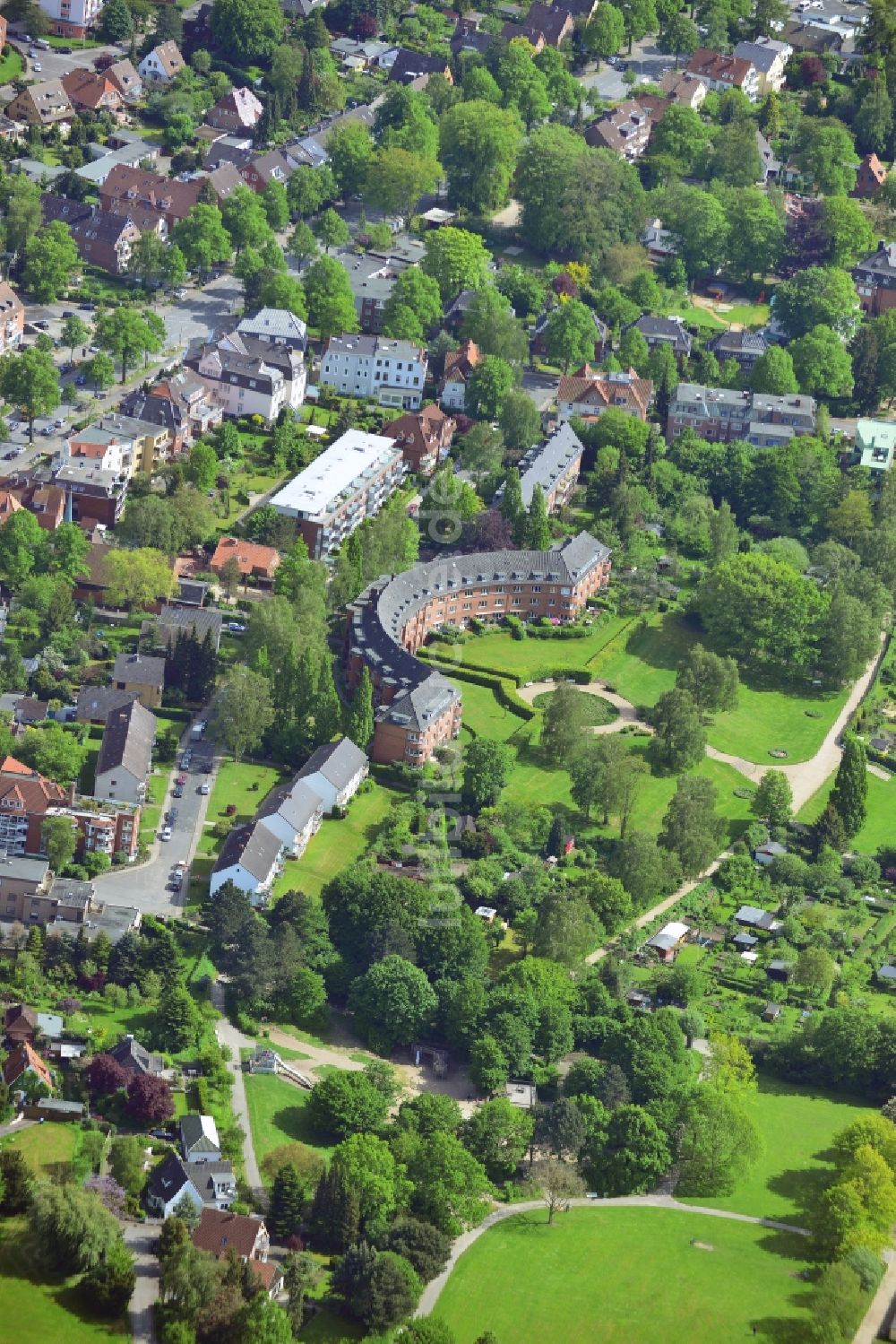 Luftaufnahme Lübeck - Drägerpark und Wohnhäuser im Stadtteil Marli in St.Gertrud in Lübeck im Bundesland Schleswig-Holstein