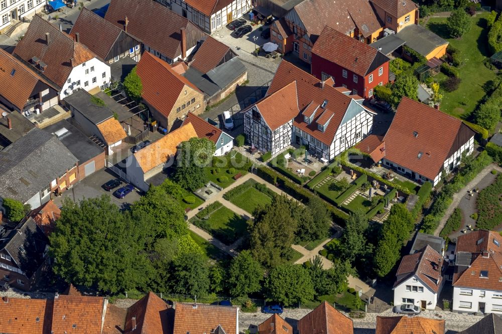 Luftaufnahme Rietberg - Drostenhaus mit Drostengarten in der Innenstadt Rietberg in Ostwestfalen im Bundesland Nordrhein-Westfalen