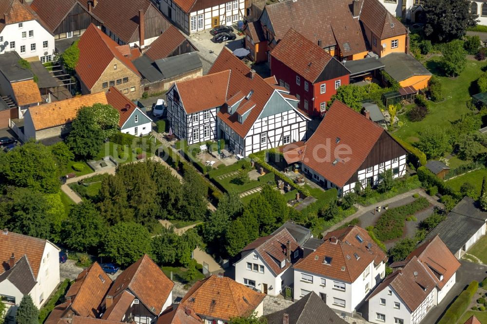 Rietberg von oben - Drostenhaus mit Drostengarten in der Innenstadt Rietberg in Ostwestfalen im Bundesland Nordrhein-Westfalen