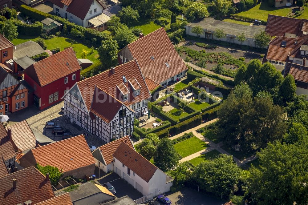 Rietberg aus der Vogelperspektive: Drostenhaus mit Drostengarten in der Innenstadt Rietberg in Ostwestfalen im Bundesland Nordrhein-Westfalen