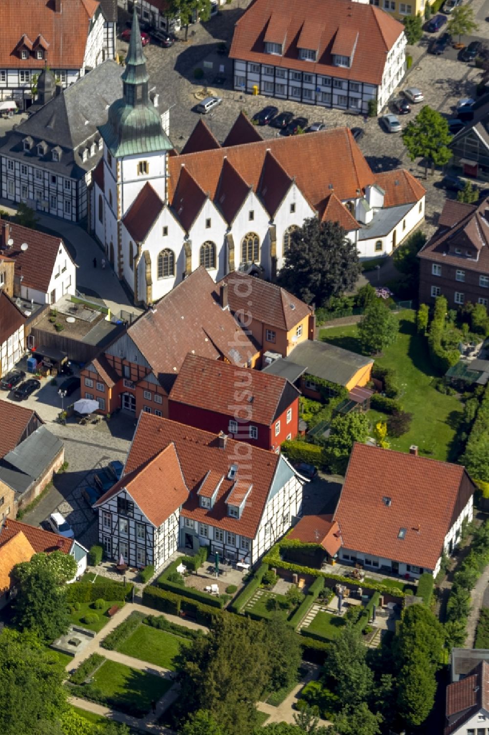 Luftaufnahme Rietberg - Drostenhaus mit Drostengarten in der Innenstadt Rietberg in Ostwestfalen im Bundesland Nordrhein-Westfalen