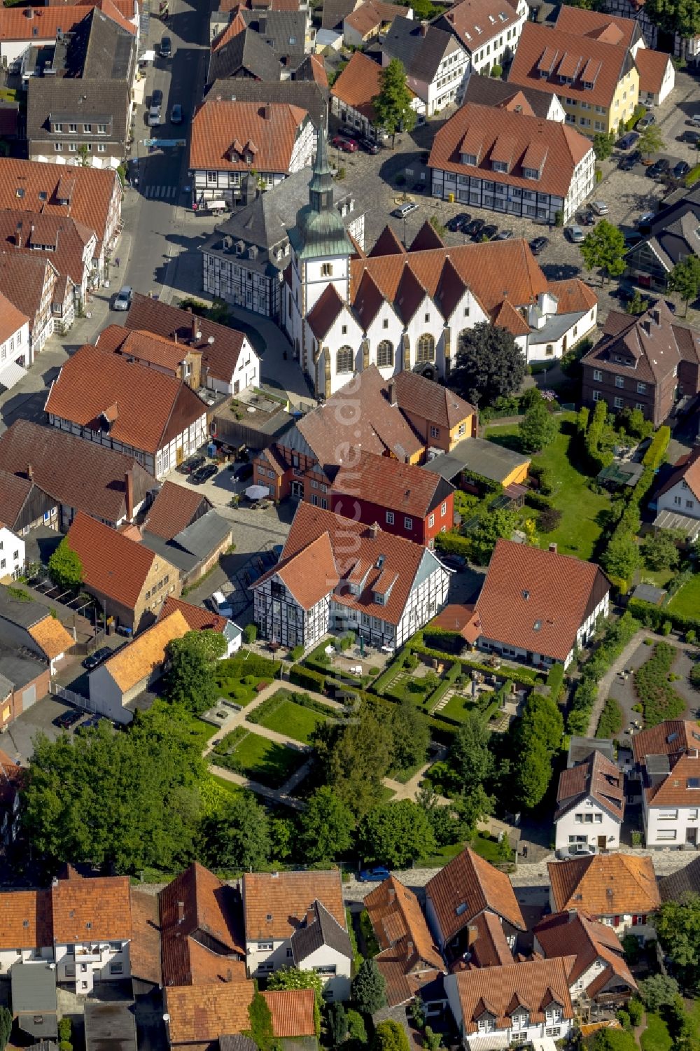 Rietberg von oben - Drostenhaus mit Drostengarten in der Innenstadt Rietberg in Ostwestfalen im Bundesland Nordrhein-Westfalen