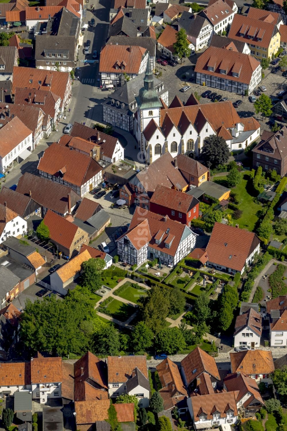 Rietberg aus der Vogelperspektive: Drostenhaus mit Drostengarten in der Innenstadt Rietberg in Ostwestfalen im Bundesland Nordrhein-Westfalen