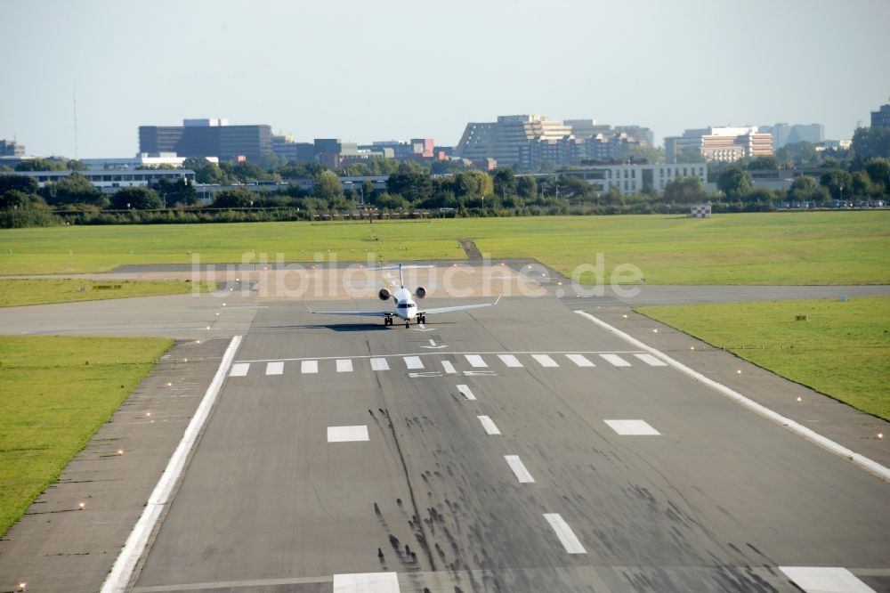 Hamburg aus der Vogelperspektive: Düsen- Flugzeug auf der Start- und Landebahn auf dem Gelände des Flughafen Hamburg im Stadtteil Fuhlsbüttel in Hamburg