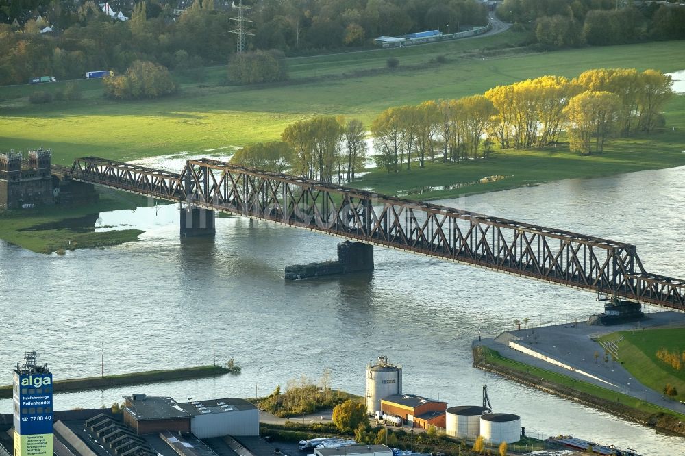 Luftaufnahme Duisburg - Duisburg-Hochfelder Eisenbahnbrücke über den Rhein bei Duisburg im Ruhrgebiet in Nordrhein-Westfalen