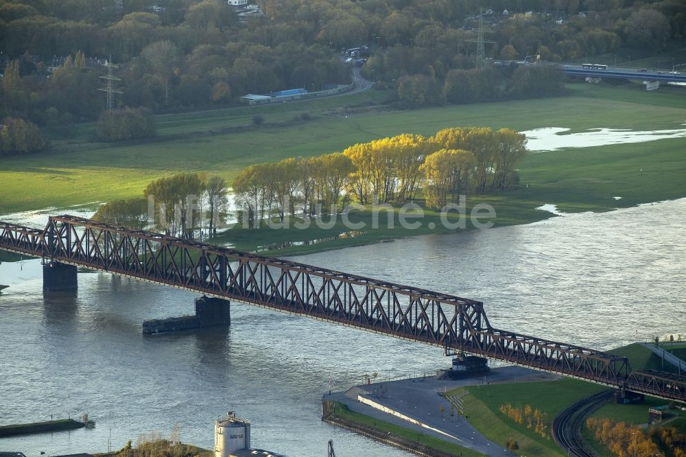 Duisburg von oben - Duisburg-Hochfelder Eisenbahnbrücke über den Rhein bei Duisburg im Ruhrgebiet in Nordrhein-Westfalen