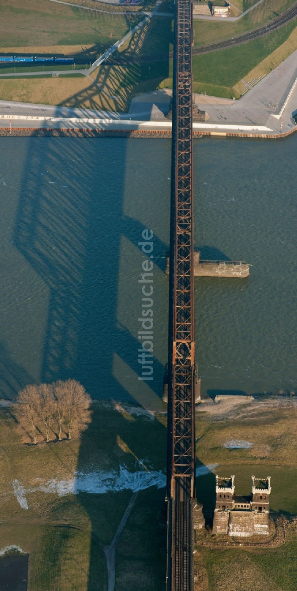 Luftbild Duisburg - Duisburg-Hochfelder Eisenbahnbrücke in Duisburg im Bundesland Nordrhein-Westfalen