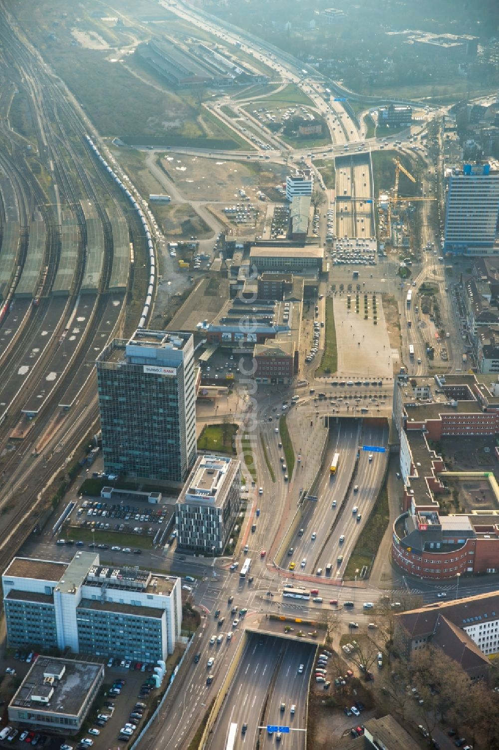 Duisburg von oben - Duisburger Bahnhofsplatte, Verlauf der Bundesautobahn A59 und Hauptbahnhof in Duisburg im Bundesland Nordrhein-Westfalen