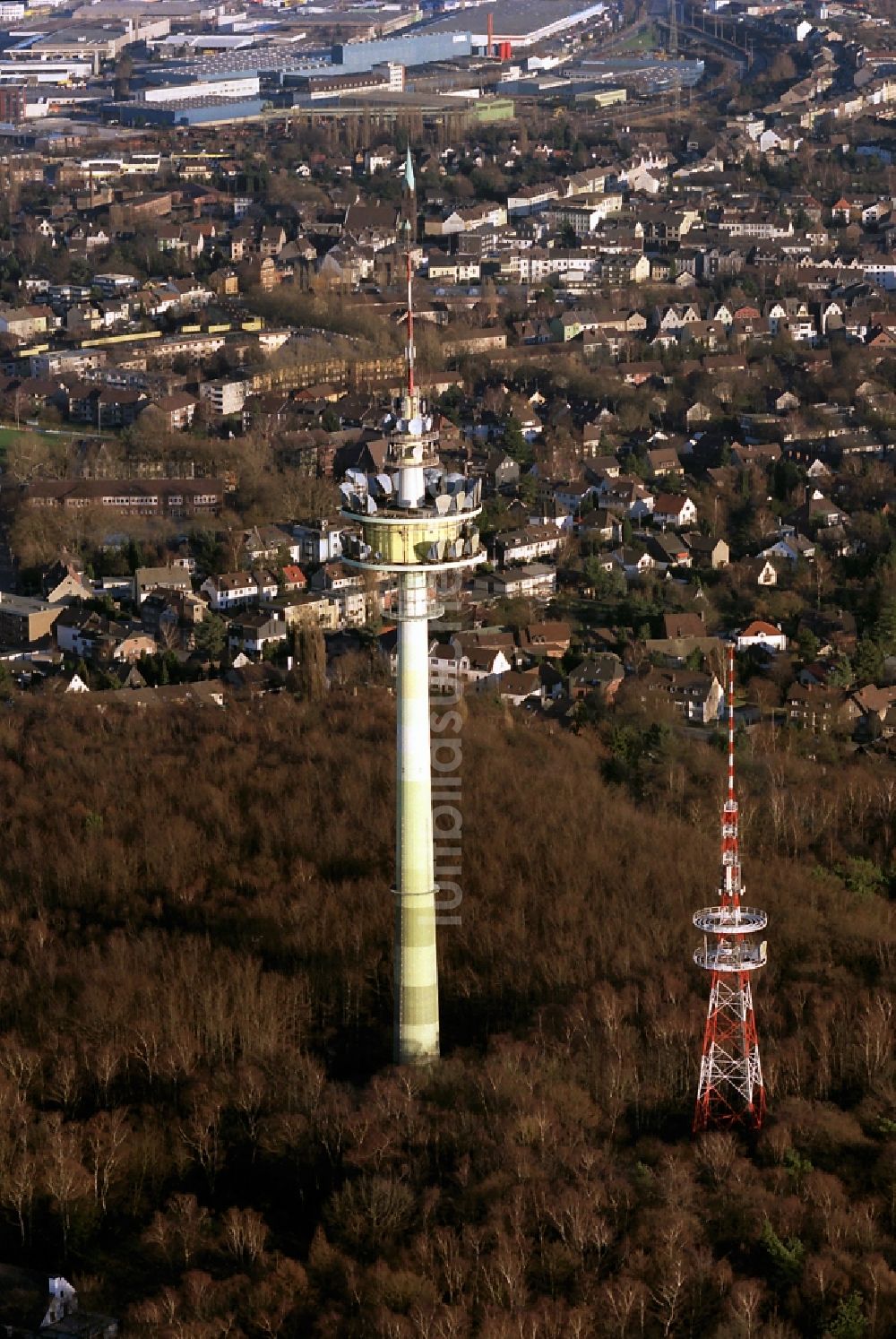 Luftaufnahme Duisburg - Duisburger Fernsehturm im Stadtwald von Duisburg im Bundesland Nordrhein-Westfalen