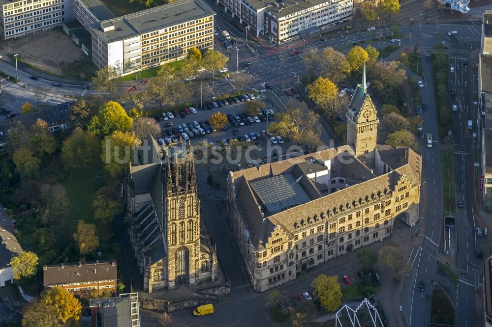 Duisburg von oben - Duisburger Rathaus und Salvatorkirche am Burgplatz in Duisburg im Bundesland Nordrhein-Westfalen