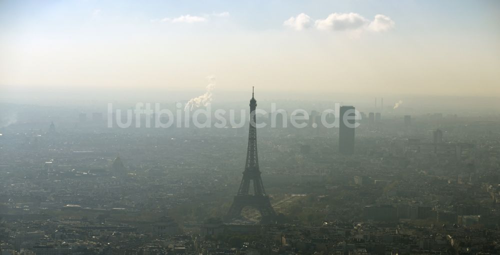 Luftbild Paris - Dunst- und Smog- Wetterlage am Eiffelturm Tour Eiffel dem Wahrzeichen in Paris in Ile-de-France, Frankreich