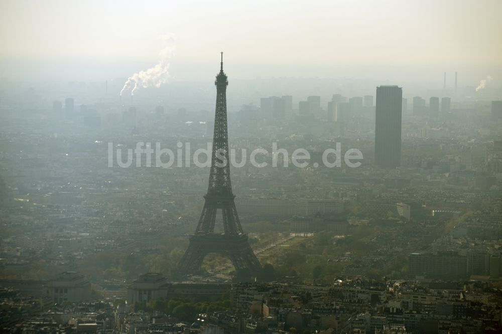 Luftaufnahme Paris - Dunst- und Smog- Wetterlage am Eiffelturm Tour Eiffel dem Wahrzeichen in Paris in Ile-de-France, Frankreich