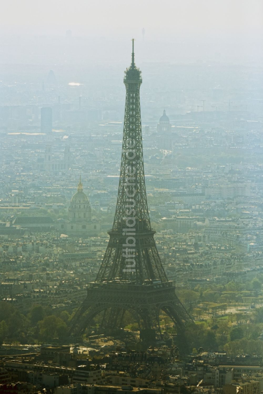 Paris von oben - Dunst- und Smog- Wetterlage am Eiffelturm Tour Eiffel dem Wahrzeichen in Paris in Ile-de-France, Frankreich