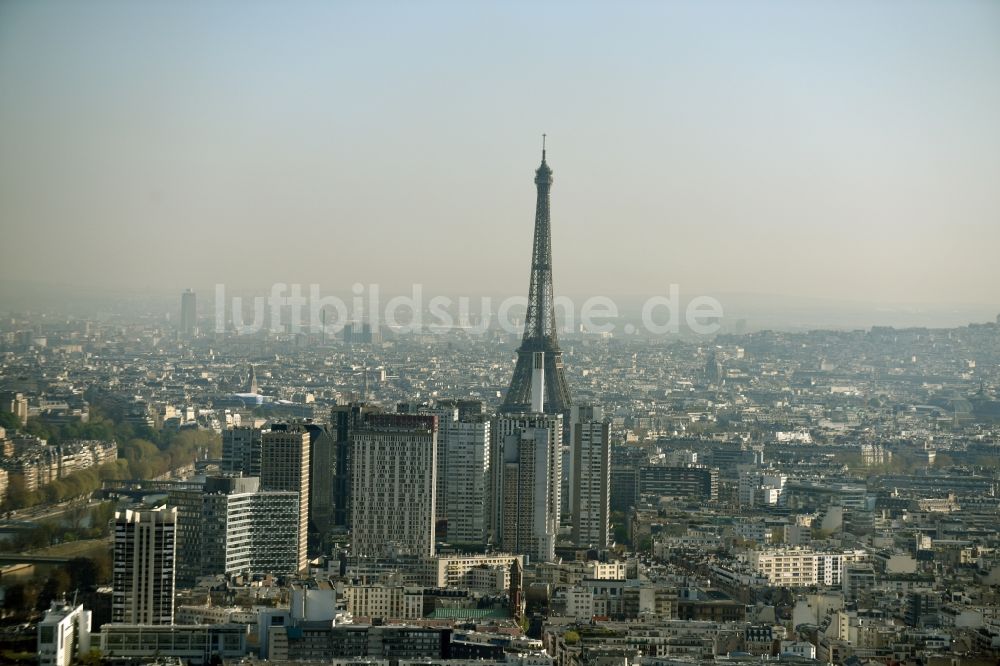 Paris aus der Vogelperspektive: Dunst- und Smog- Wetterlage am Eiffelturm Tour Eiffel dem Wahrzeichen in Paris in Ile-de-France, Frankreich