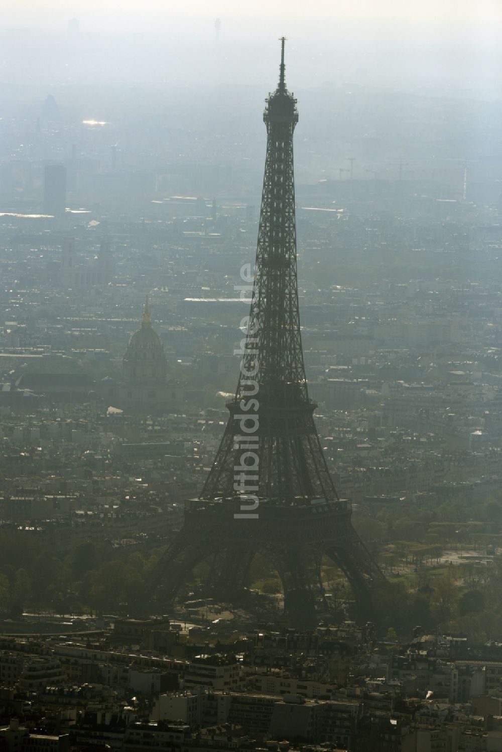 Luftbild Paris - Dunst- und Smog- Wetterlage am Eiffelturm Tour Eiffel dem Wahrzeichen in Paris in Ile-de-France, Frankreich