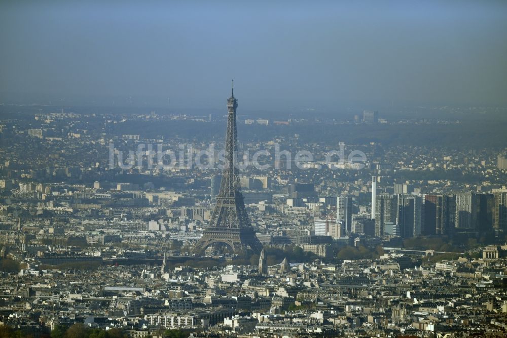 Luftbild Paris - Dunst- und Smog- Wetterlage am Eiffelturm Tour Eiffel dem Wahrzeichen in Paris in Ile-de-France, Frankreich