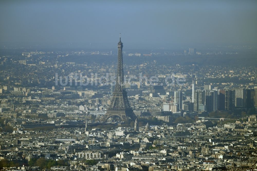 Luftaufnahme Paris - Dunst- und Smog- Wetterlage am Eiffelturm Tour Eiffel dem Wahrzeichen in Paris in Ile-de-France, Frankreich