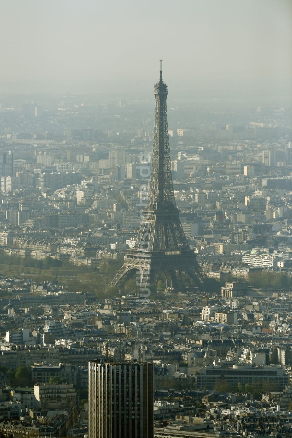 Paris von oben - Dunst- und Smog- Wetterlage am Eiffelturm Tour Eiffel dem Wahrzeichen in Paris in Ile-de-France, Frankreich