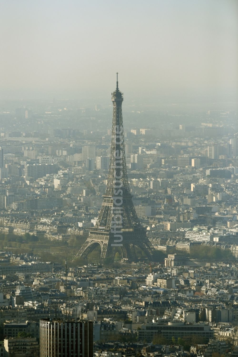 Paris aus der Vogelperspektive: Dunst- und Smog- Wetterlage am Eiffelturm Tour Eiffel dem Wahrzeichen in Paris in Ile-de-France, Frankreich