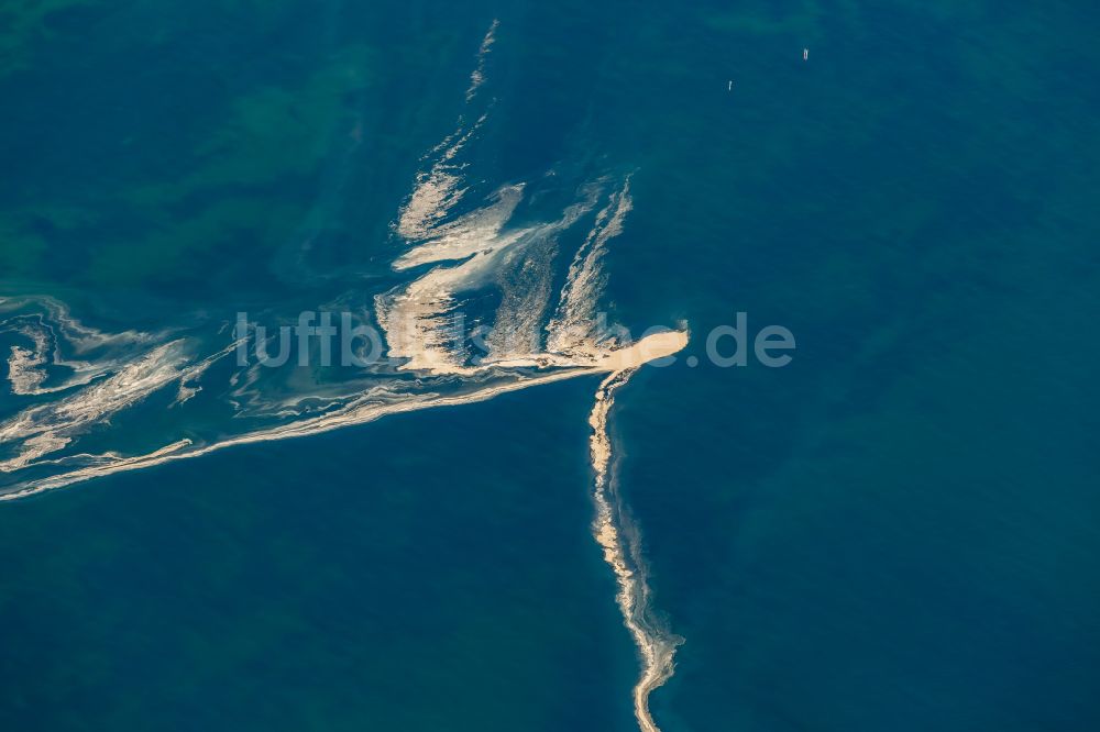 Fehmarn von oben - Durch Ablagerungen verfärbte Wasseroberfläche vor der Südost- Küste der Insel Fehmarn in Fehmarn im Bundesland Schleswig-Holstein, Deutschland