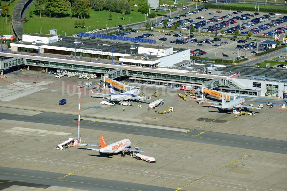 Schönefeld aus der Vogelperspektive: Easy Jet - Airbus - Flugzeuge am Passagier- Terminal des Flughafens Berlin - Schönefeld im Bundesland Brandenburg