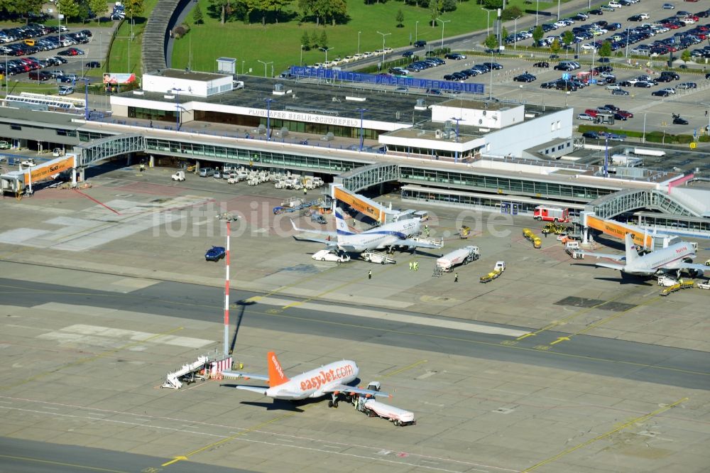 Luftbild Schönefeld - Easy Jet - Airbus - Flugzeuge am Passagier- Terminal des Flughafens Berlin - Schönefeld im Bundesland Brandenburg