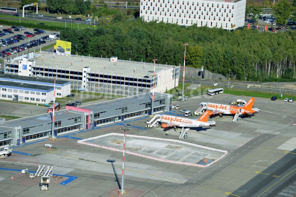 Luftaufnahme Schönefeld - Easy Jet - Airbus - Flugzeuge am Passagier- Terminal des Flughafens Berlin - Schönefeld im Bundesland Brandenburg