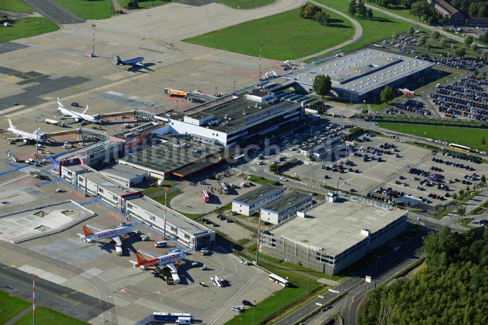 Luftbild Schönefeld - Easy Jet - Airbus - Flugzeuge am Passagier- Terminal des Flughafens Berlin - Schönefeld im Bundesland Brandenburg