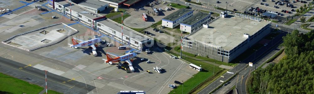 Luftbild Schönefeld - Easy Jet - Airbus - Flugzeuge am Passagier- Terminal des Flughafens Berlin - Schönefeld im Bundesland Brandenburg