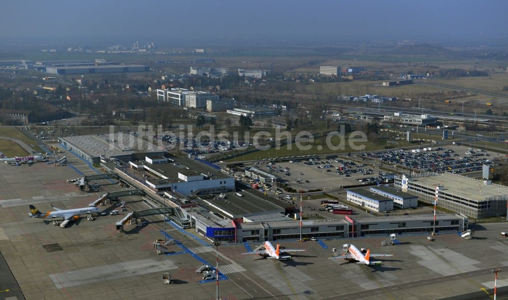 Schönefeld von oben - Easy Jet - Airbus - Flugzeuge am Passagier- Terminal des Flughafens Berlin - Schönefeld im Bundesland Brandenburg