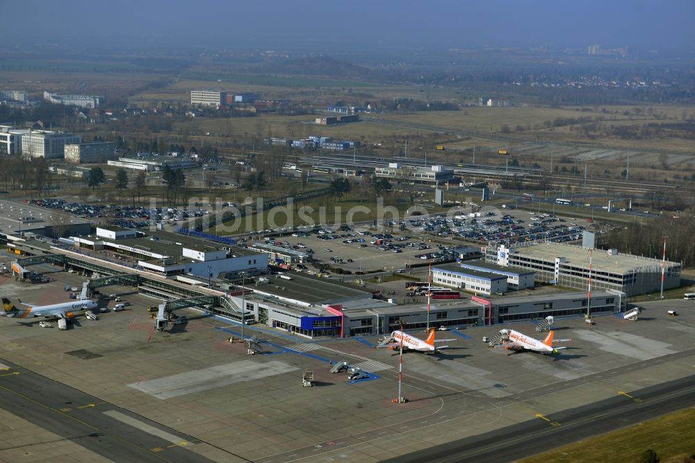 Luftbild Schönefeld - Easy Jet - Airbus - Flugzeuge am Passagier- Terminal des Flughafens Berlin - Schönefeld im Bundesland Brandenburg