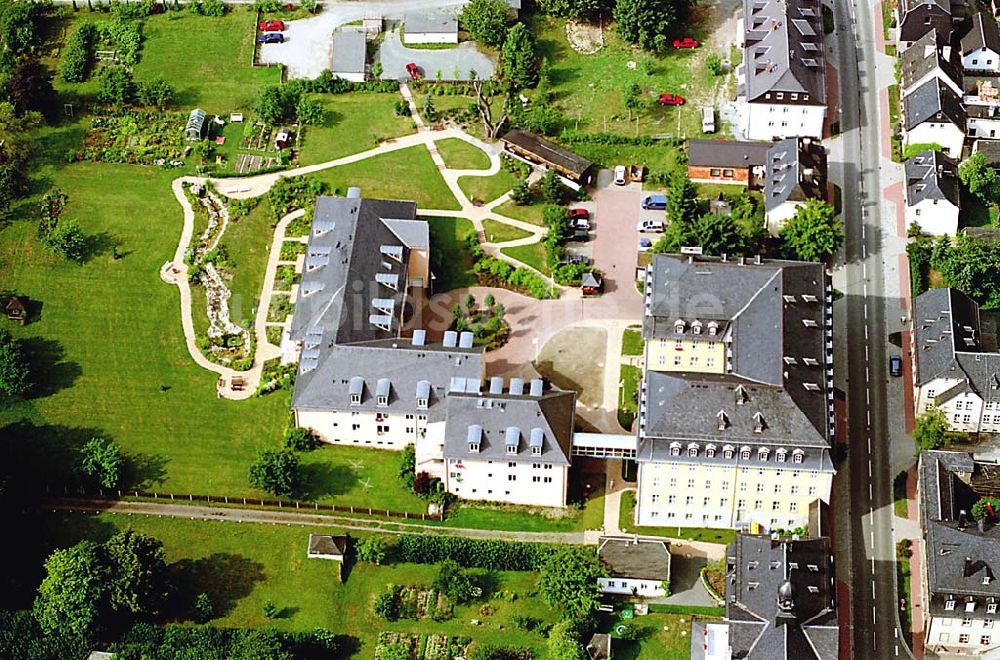 Luftaufnahme Ebersdorf / Thüringen - Ebersdorf / Thüringen Blick auf das Altenpflegeheim neben dem Kinderheim Sonnenschein (Adresse: Kinderheim Sonnenschein Lobensteiner Str